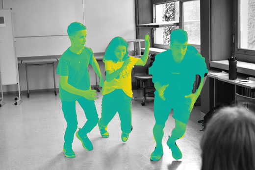 Drei Jugendliche in Bewegung während eins Workshops